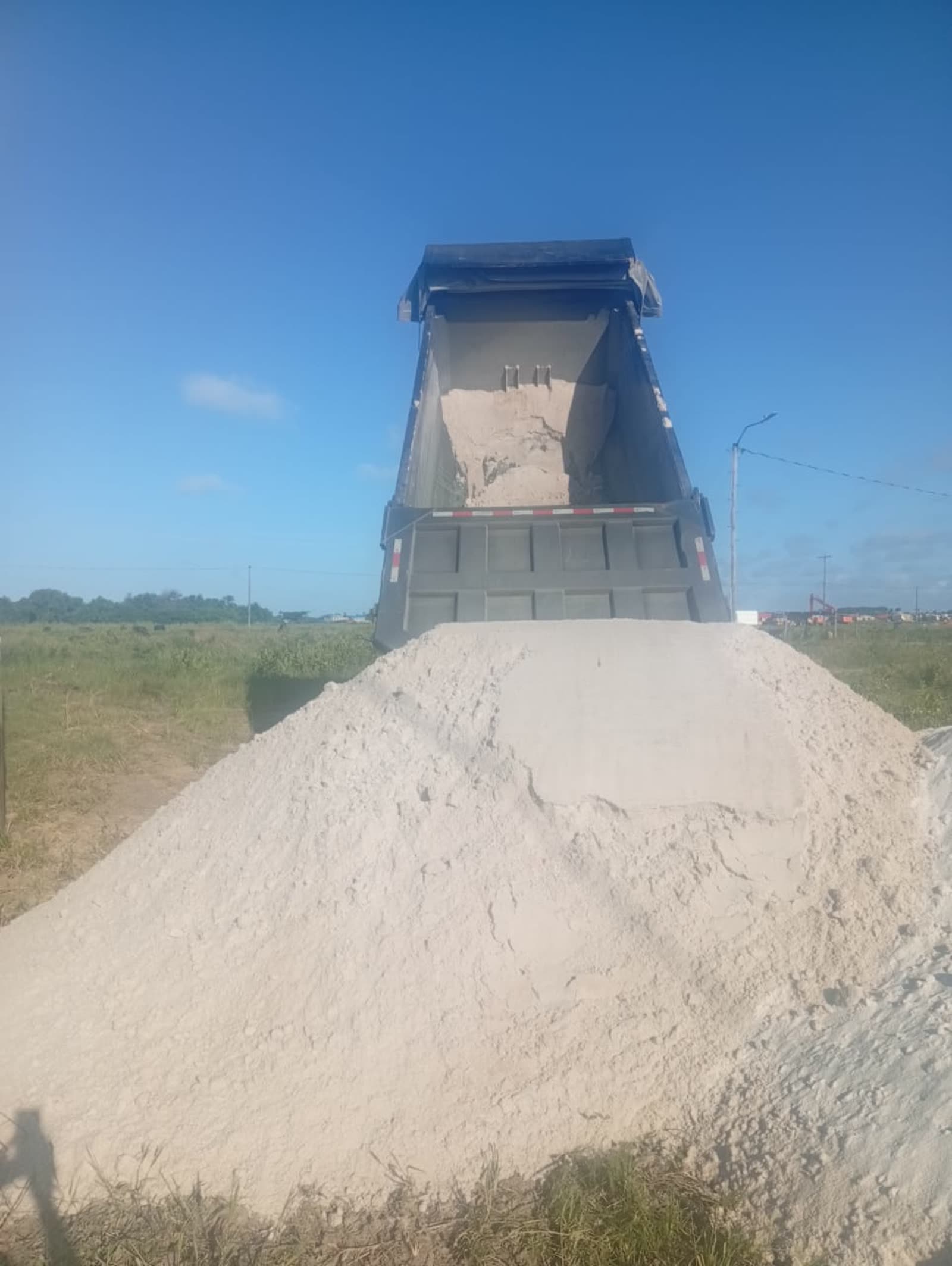 KBS HOWO Sinotruk 6x4 tipping a full load of sand on site