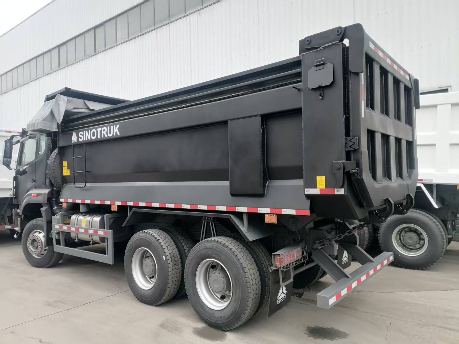 Rear three-quarter view of the HOWO Sinotruk dump body