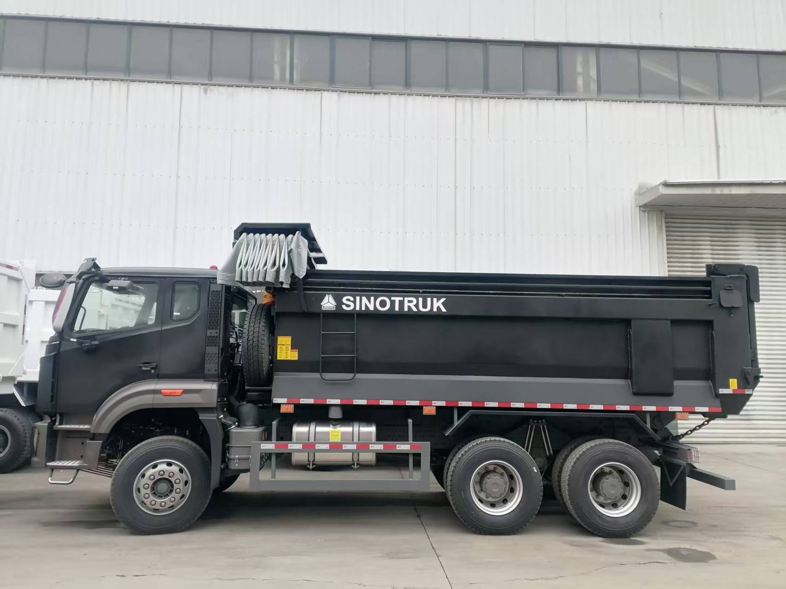 Full side view of the HOWO Sinotruk 6x4 dump truck